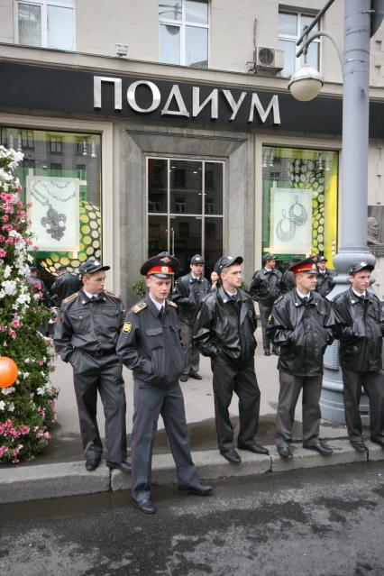1 сентября 2007 года. День города. Милиция на Тверской улице. Праздник. Милиционер. Охрана порядка. Тверская улица. Магазин \"Подиум\"