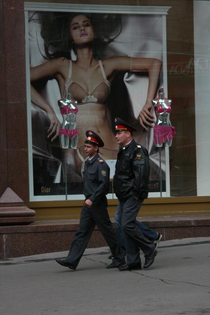 1 сентября 2007 года. День города. Милиция на Тверской улице. Праздник. Милиционер. Охрана порядка. Тверская улица.