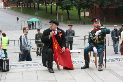 1 сентября 2007 года. День города. Владимир Леннин и Александр II. Праздник. Манежнпая площадь. Флаг. Знамя.