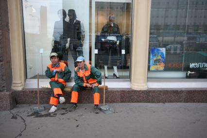 1 сентября 2007 года. День города. Уборщики. Отдых. Веник. Совок. Уборщик.