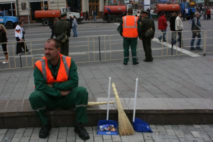 1 сентября 2007 года. День города. Уборщики. Отдых. Веник. Совок. Уборщик.