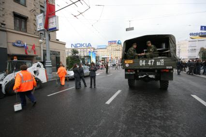 1 сентября 2007 года. День города. Внутренние войска. Охрана порядка. Машина. Грузовик. Улица.