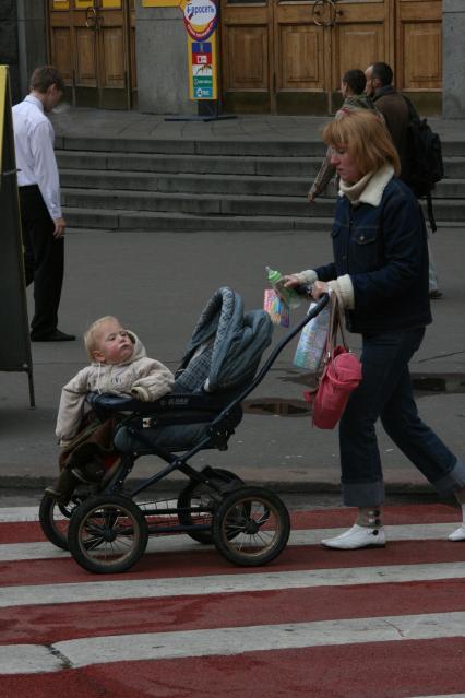 1 сентября 2007 года. День города. Женщина с коляской. Семья. Мама. Ребенок. Переход.