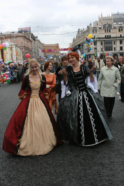 1 сентября 2007 года. День города. Девушки в бальных платьях. Праздник. Гулянье. Молодежь. Улица.