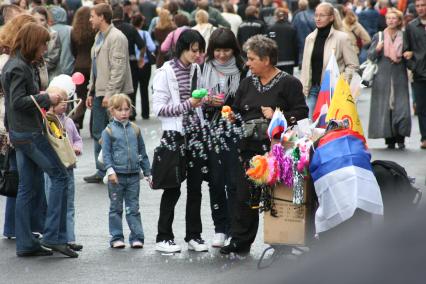 1 сентября 2007 года. День города. Торговля игрушками и мыльными пузырями. Молодежь. Продажа. Продавщица. Мыльный пузырь.