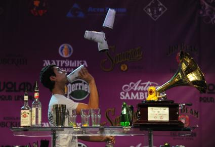 Всероссийский отборочный тур Чемпионата мира среди барменов, 2 сентября 2010 года. Бармен. Выпивка. Алкоголь. Коктейль. Бутылка.