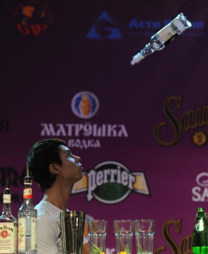 Всероссийский отборочный тур Чемпионата мира среди барменов, 2 сентября 2010 года. Бармен. Выпивка. Алкоголь. Коктейль. Бутылка.