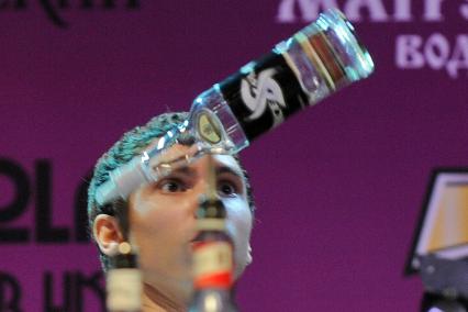 Всероссийский отборочный тур Чемпионата мира среди барменов, 2 сентября 2010 года. Бармен. Выпивка. Алкоголь. Коктейль. Бутылка.