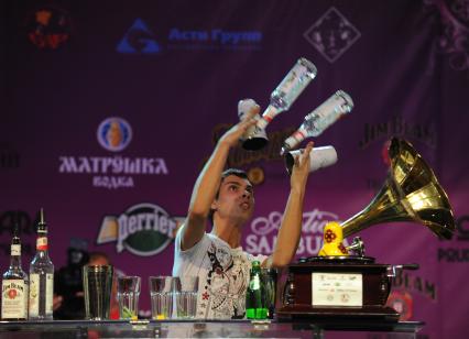 Всероссийский отборочный тур Чемпионата мира среди барменов, 2 сентября 2010 года. Бармен. Выпивка. Алкоголь. Коктейль. Бутылка.