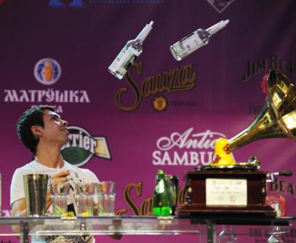 Всероссийский отборочный тур Чемпионата мира среди барменов, 2 сентября 2010 года. Бармен. Выпивка. Алкоголь. Коктейль. Бутылка.