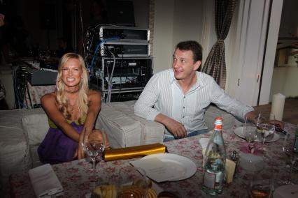 22 июня 2010 года. Ресторан Marusya. 32-й Московский международный кинофестиваль (ММКФ). Церемония вручения премии Beauty Cinema Awards. На снимке: актеры Олеся Судзиловская и Марат Башаров.