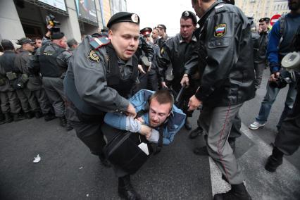 Триумфальная площадь. Несанкционированный митинг `Несогласных` в защиту 31-й статьи Конституции РФ (свобода собраний и митингов) в рамках акции `Стратегия-31`.  Фото:   31 августа 2010 год.