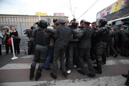 Триумфальная площадь. Несанкционированный митинг `Несогласных` в защиту 31-й статьи Конституции РФ (свобода собраний и митингов) в рамках акции `Стратегия-31`.  Фото:   31 августа 2010 год.