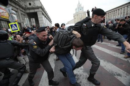 Триумфальная площадь. Несанкционированный митинг `Несогласных` в защиту 31-й статьи Конституции РФ (свобода собраний и митингов) в рамках акции `Стратегия-31`.  Фото:   31 августа 2010 год.