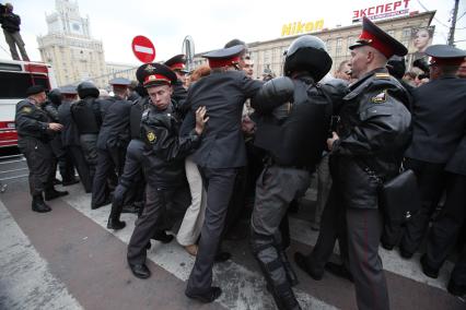 Триумфальная площадь. Несанкционированный митинг `Несогласных` в защиту 31-й статьи Конституции РФ (свобода собраний и митингов) в рамках акции `Стратегия-31`.  Фото:   31 августа 2010 год.