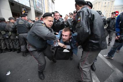 Триумфальная площадь. Несанкционированный митинг `Несогласных` в защиту 31-й статьи Конституции РФ (свобода собраний и митингов) в рамках акции `Стратегия-31`.  Фото:   31 августа 2010 год.