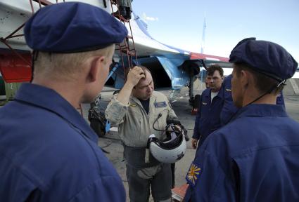 3 сентября 2010. Волгоградская область. Авиабаза российских ВВС \" Мариновка \". Пилотажные группы \" Соколы России \", \" Русские витязи \" и \" Стрижи \" тренируются перед авиашоу на праздновании дня города в Волгограде. Проведение авиашоу было приурочено к столетию Качинского училища летчиков. Многие летчики из пилотажных групп в свое время закончили Качинское высшее военное авиационное училище.