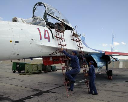 3 сентября 2010. Волгоградская область. Авиабаза российских ВВС \" Мариновка \". Пилотажные группы \" Соколы России \", \" Русские витязи \" и \" Стрижи \" тренируются перед авиашоу на праздновании дня города в Волгограде. Проведение авиашоу было приурочено к столетию Качинского училища летчиков. Многие летчики из пилотажных групп в свое время закончили Качинское высшее военное авиационное училище.