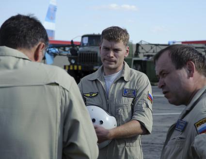 3 сентября 2010. Волгоградская область. Авиабаза российских ВВС \" Мариновка \". Пилотажные группы \" Соколы России \", \" Русские витязи \" и \" Стрижи \" тренируются перед авиашоу на праздновании дня города в Волгограде. Проведение авиашоу было приурочено к столетию Качинского училища летчиков. Многие летчики из пилотажных групп в свое время закончили Качинское высшее военное авиационное училище.