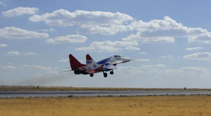 3 сентября 2010. Волгоградская область. Авиабаза российских ВВС \" Мариновка \". Пилотажные группы \" Соколы России \", \" Русские витязи \" и \" Стрижи \" тренируются перед авиашоу на праздновании дня города в Волгограде. Проведение авиашоу было приурочено к столетию Качинского училища летчиков. Многие летчики из пилотажных групп в свое время закончили Качинское высшее военное авиационное училище.