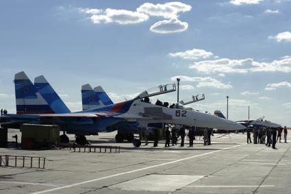 3 сентября 2010. Волгоградская область. Авиабаза российских ВВС \" Мариновка \". Пилотажные группы \" Соколы России \", \" Русские витязи \" и \" Стрижи \" тренируются перед авиашоу на праздновании дня города в Волгограде. Проведение авиашоу было приурочено к столетию Качинского училища летчиков. Многие летчики из пилотажных групп в свое время закончили Качинское высшее военное авиационное училище.