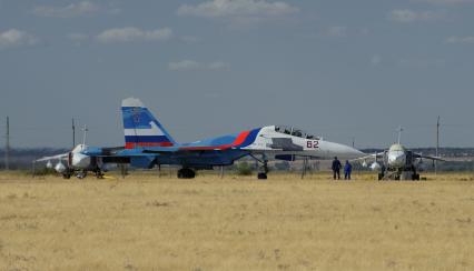 3 сентября 2010. Волгоградская область. Авиабаза российских ВВС \" Мариновка \". Пилотажные группы \" Соколы России \", \" Русские витязи \" и \" Стрижи \" тренируются перед авиашоу на праздновании дня города в Волгограде. Проведение авиашоу было приурочено к столетию Качинского училища летчиков. Многие летчики из пилотажных групп в свое время закончили Качинское высшее военное авиационное училище.