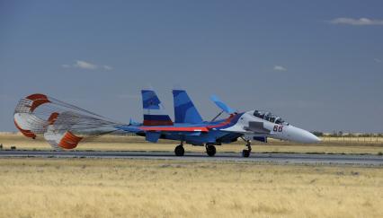 3 сентября 2010. Волгоградская область. Авиабаза российских ВВС \" Мариновка \". Пилотажные группы \" Соколы России \", \" Русские витязи \" и \" Стрижи \" тренируются перед авиашоу на праздновании дня города в Волгограде. Проведение авиашоу было приурочено к столетию Качинского училища летчиков. Многие летчики из пилотажных групп в свое время закончили Качинское высшее военное авиационное училище.