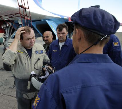 3 сентября 2010. Волгоградская область. Авиабаза российских ВВС \" Мариновка \". Пилотажные группы \" Соколы России \", \" Русские витязи \" и \" Стрижи \" тренируются перед авиашоу на праздновании дня города в Волгограде. Проведение авиашоу было приурочено к столетию Качинского училища летчиков. Многие летчики из пилотажных групп в свое время закончили Качинское высшее военное авиационное училище.