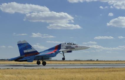 3 сентября 2010. Волгоградская область. Авиабаза российских ВВС \" Мариновка \". Пилотажные группы \" Соколы России \", \" Русские витязи \" и \" Стрижи \" тренируются перед авиашоу на праздновании дня города в Волгограде. Проведение авиашоу было приурочено к столетию Качинского училища летчиков. Многие летчики из пилотажных групп в свое время закончили Качинское высшее военное авиационное училище.