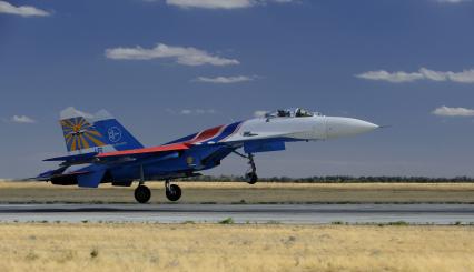 3 сентября 2010. Волгоградская область. Авиабаза российских ВВС \" Мариновка \". Пилотажные группы \" Соколы России \", \" Русские витязи \" и \" Стрижи \" тренируются перед авиашоу на праздновании дня города в Волгограде. Проведение авиашоу было приурочено к столетию Качинского училища летчиков. Многие летчики из пилотажных групп в свое время закончили Качинское высшее военное авиационное училище.