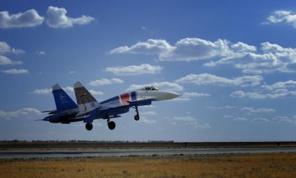 3 сентября 2010. Волгоградская область. Авиабаза российских ВВС \" Мариновка \". Пилотажные группы \" Соколы России \", \" Русские витязи \" и \" Стрижи \" тренируются перед авиашоу на праздновании дня города в Волгограде. Проведение авиашоу было приурочено к столетию Качинского училища летчиков. Многие летчики из пилотажных групп в свое время закончили Качинское высшее военное авиационное училище.