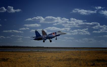 3 сентября 2010. Волгоградская область. Авиабаза российских ВВС \" Мариновка \". Пилотажные группы \" Соколы России \", \" Русские витязи \" и \" Стрижи \" тренируются перед авиашоу на праздновании дня города в Волгограде. Проведение авиашоу было приурочено к столетию Качинского училища летчиков. Многие летчики из пилотажных групп в свое время закончили Качинское высшее военное авиационное училище.