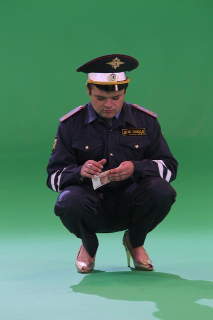 Съемка Комеди клаб. Милиционер ГАИшник ест деньги, взятка, коррупция.  Фото: 02 сентября 2010 год.