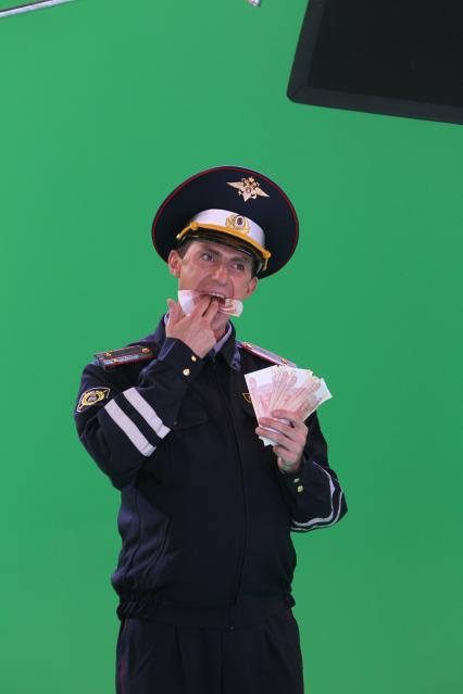 Съемка Комеди клаб. Милиционер ГАИшник ест деньги, взятка, коррупция.  Фото: 02 сентября 2010 год.