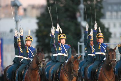 Международный военно - музыкальный фестиваль СПАССКАЯ БАШНЯ на Красной площади. Фото: 03 сентября 2010 год. Конное подразделение французских вооруженных сил