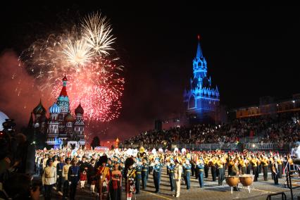 Международный военно - музыкальный фестиваль СПАССКАЯ БАШНЯ на Красной площади. Фото: 03 сентября 2010 год. На снимке: храм Василия Блаженного, фейерверк, салют.