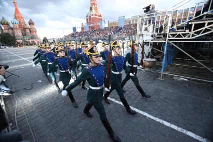 Красная площадь. Международый военно - музыкальный фестиваль СПАССКАЯ БАШНЯ.   Фото: 03 сентября 2010 год.  На снимке: показательные выступления роты специального караула Президентского полка Службы коменданта Московского Кремля Федеральной Службы Охраны РФ.