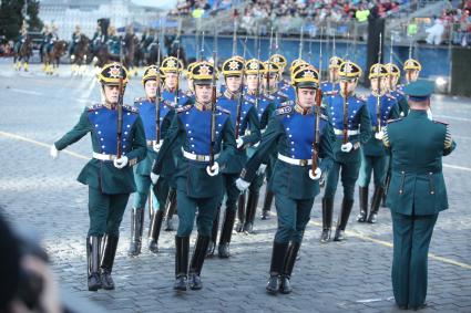 Красная площадь. Международый военно - музыкальный фестиваль СПАССКАЯ БАШНЯ.   Фото: 03 сентября 2010 год.  На снимке: показательные выступления роты специального караула Президентского полка Службы коменданта Московского Кремля Федеральной Службы Охраны РФ.