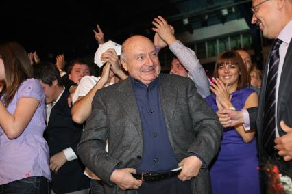 Дата: 24.10.2009, Время: 18:10. Михаил Михайлович (Маневич) Жванецкий (6 марта 1934, Одесса) . русский писатель-сатирик и исполнитель собственных произведений на конкурсе КРАСА РОССИИ 2009 в Кемерово. На снимке танцует в окружении молодежи.