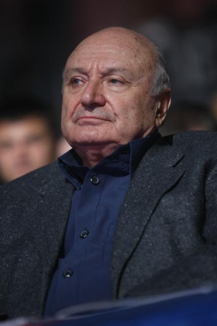 Дата: 24.10.2009, Время: 15:52. Михаил Михайлович (Маневич) Жванецкий (6 марта 1934, Одесса) . русский писатель-сатирик и исполнитель собственных произведений на конкурсе КРАСА РОССИИ 2009 в Кемерово.