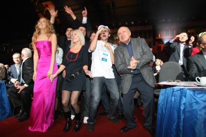 Дата: 24.10.2009, Время: 18:07. Михаил Михайлович (Маневич) Жванецкий (6 марта 1934, Одесса) . русский писатель-сатирик и исполнитель собственных произведений на конкурсе КРАСА РОССИИ 2009 в Кемерово. На снимке танцует в окружении молодежи.