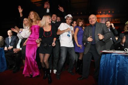 Дата: 24.10.2009, Время: 18:07. Михаил Михайлович (Маневич) Жванецкий (6 марта 1934, Одесса) . русский писатель-сатирик и исполнитель собственных произведений на конкурсе КРАСА РОССИИ 2009 в Кемерово. На снимке танцует в окружении молодежи.