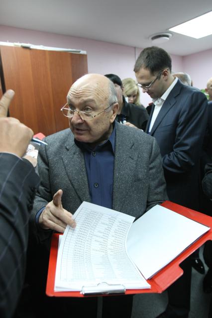 Дата: 24.10.2009, Время: 18:51. Михаил Михайлович (Маневич) Жванецкий (6 марта 1934, Одесса) . русский писатель-сатирик и исполнитель собственных произведений на конкурсе КРАСА РОССИИ 2009 в Кемерово. На снимке в зале для голосования.