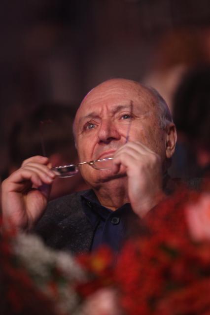 Дата: 24.10.2009, Время: 16:33. Михаил Михайлович (Маневич) Жванецкий (6 марта 1934, Одесса) . русский писатель-сатирик и исполнитель собственных произведений на конкурсе КРАСА РОССИИ 2009 в Кемерово.