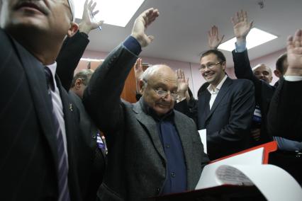Дата: 24.10.2009, Время: 18:51. Михаил Михайлович (Маневич) Жванецкий (6 марта 1934, Одесса) . русский писатель-сатирик и исполнитель собственных произведений на конкурсе КРАСА РОССИИ 2009 в Кемерово. На снимке в зале для голосования.