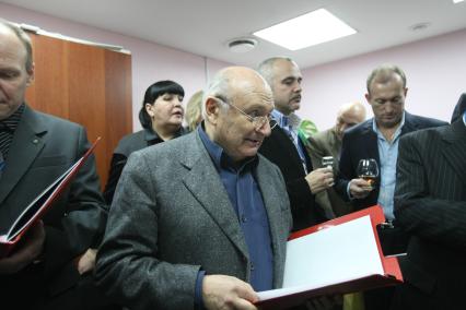 Дата: 24.10.2009, Время: 18:48. Михаил Михайлович (Маневич) Жванецкий (6 марта 1934, Одесса) . русский писатель-сатирик и исполнитель собственных произведений на конкурсе КРАСА РОССИИ 2009 в Кемерово. На снимке в зале для голосования.