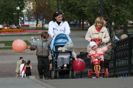 Матери с детьми на прогулке, дети. Москва. Семья. Мама. Дети. Городская прогулка.