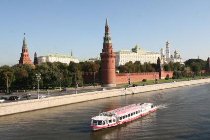 Вид Кремля   с Большого каменного моста, 9 сентября 2010 года.  Катание по реке экскурсия. Прогулочный корабль. Большой кремлевский дворец.