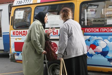 Бабушка на остановке пенсионерка транспорт маршрутка. Бедные. Оплата. Проезд.