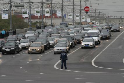 Автомобильные пробки в центре Москвы, 9 сентября 2010 года. Автомобили. Движение Большой каменный мост. ГАИ. ГИБДД. ДПС. Милиция.